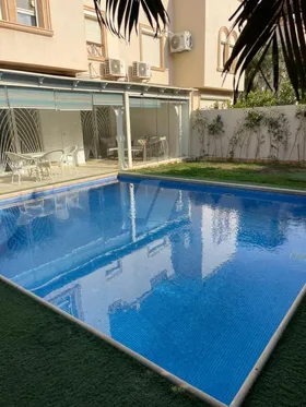 توين هاوس للبيع في كومباوند جرينز 303 متر بحمام سباحه برايم لوكيشن لاند سكيب فيو 