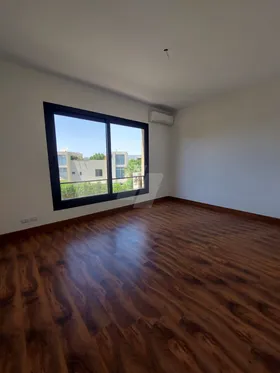 شقه في كازا بيفرلي هيلز الشيخ زايد للبيع137م 2 غرفه 2 حمام متشطبه تشطيب لوكس شامل المطبخ والتكيفيات يوجد جراج 